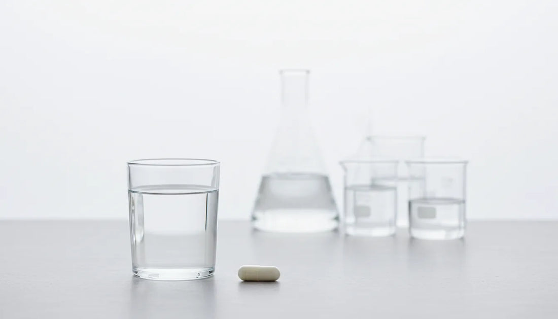 Glas water met laboratoriumglaswerk, klinische Vaud-stijl